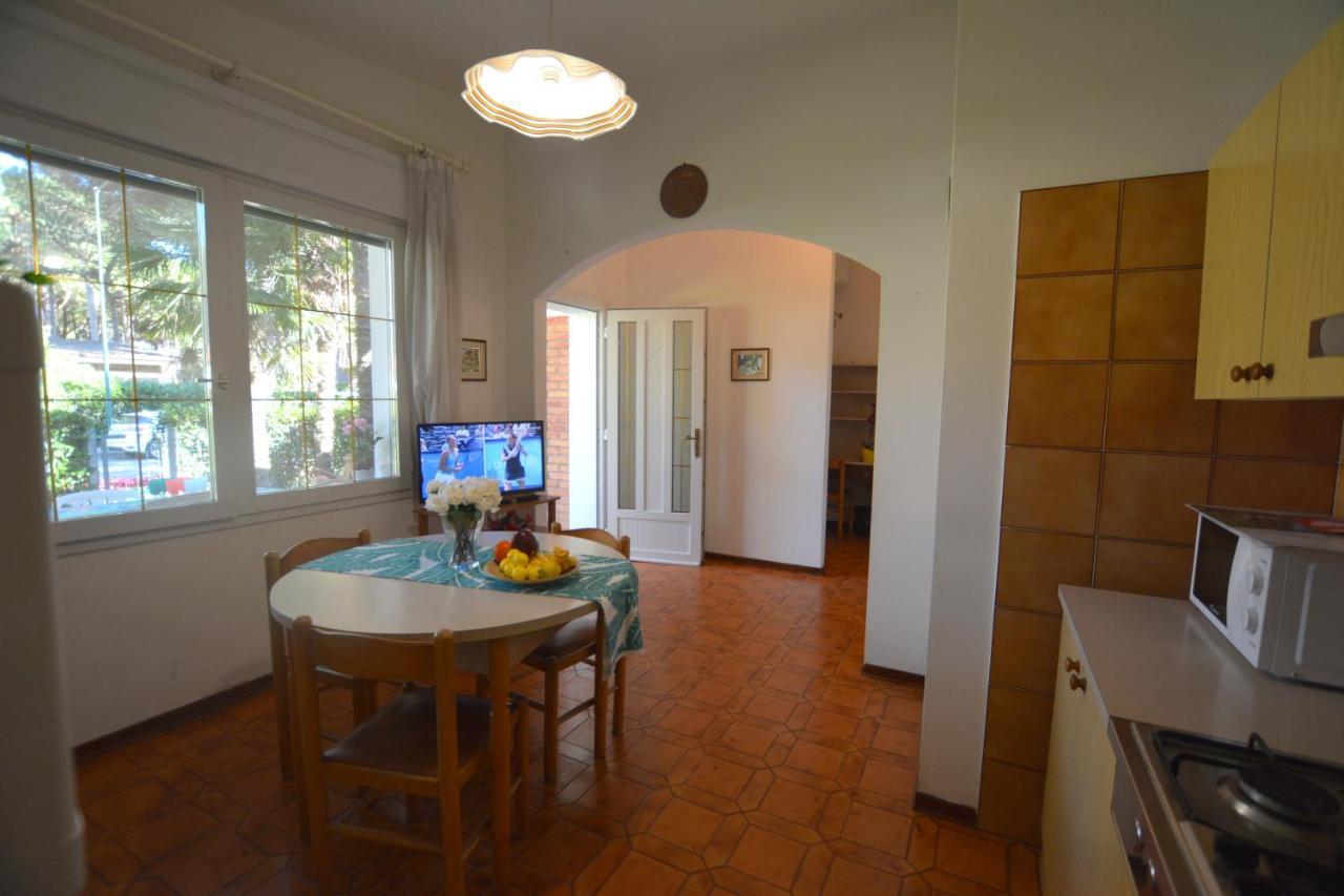 Villa A Lignano Con 2 Camere E Giardino Линьяно-Саббьядоро Экстерьер фото